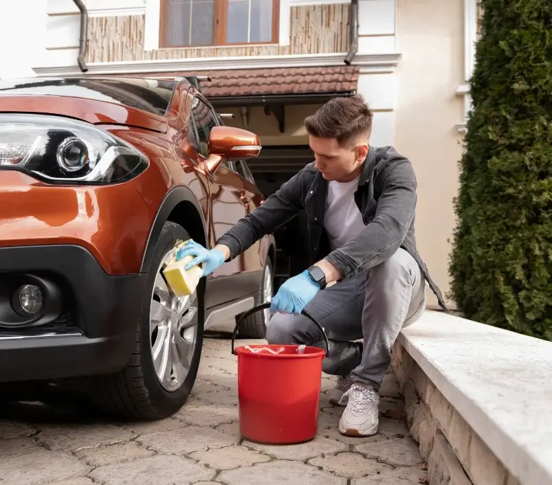 Lavage auto à domicile Châteaubourg : professionnel intervenant sur un véhicule